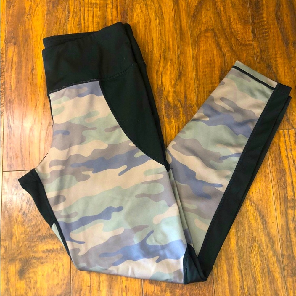 Yelete Black and Camo Activewear Leggings - Size Large
